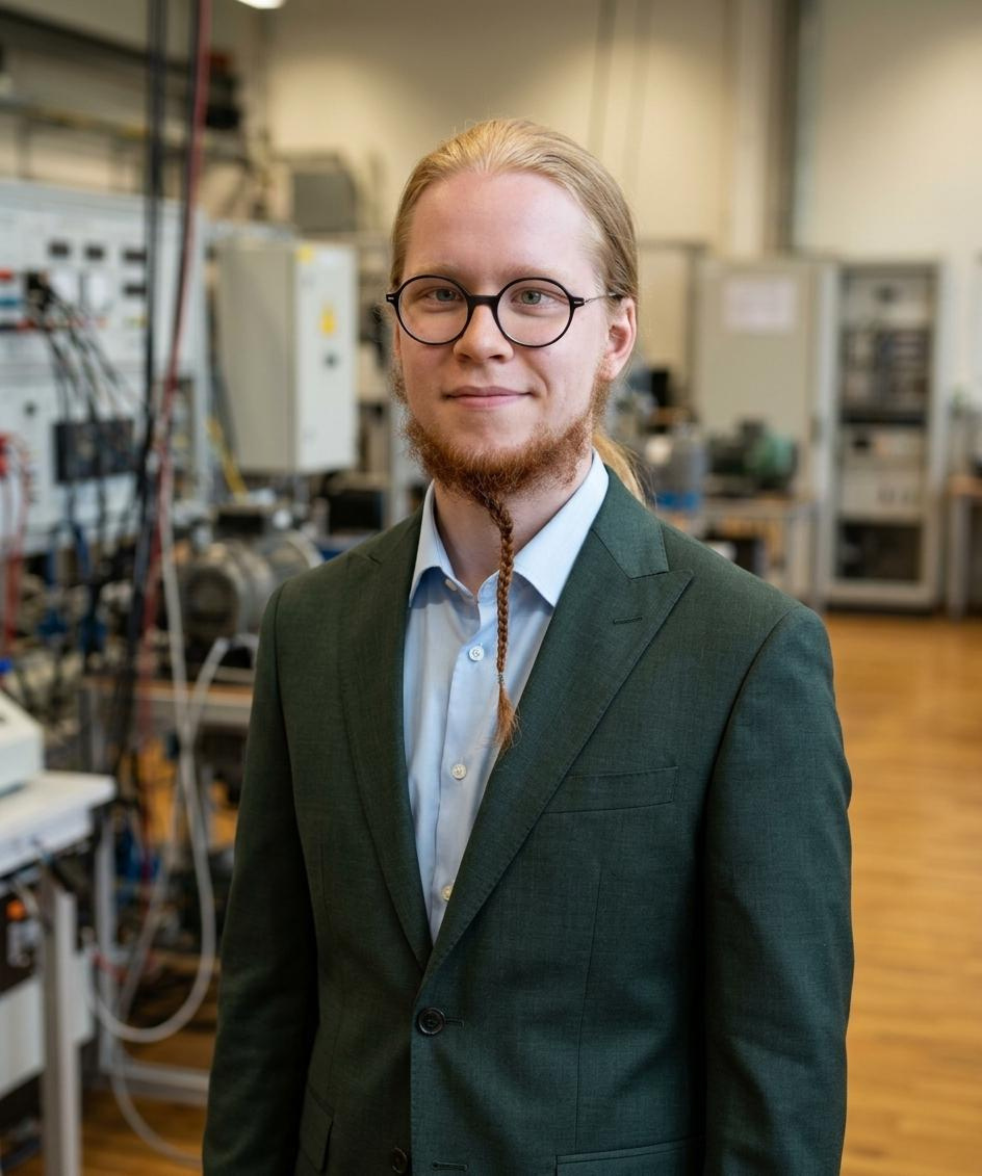 Portrait von Christian Vorobev in technischem Umfeld